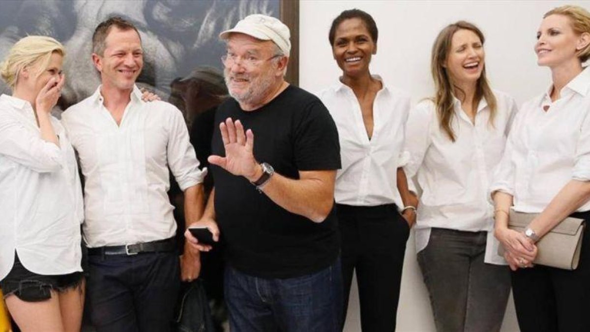 Peter Lindbergh, con modelos Lara Stone, Karen Alexander, Cecilia Chancellor y Nadja Auermann en Rotterdam.-EL PERIÓDICO