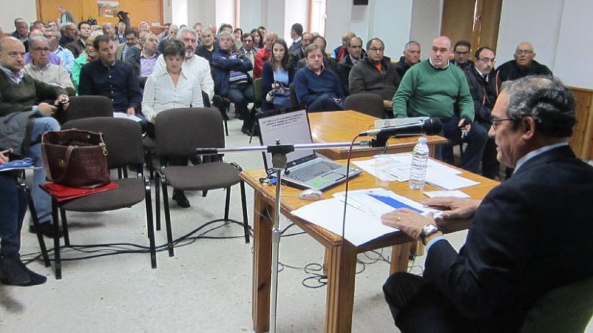 Un momento de la reunión celebrada ayer en Gumiel de Izán.-L. V.