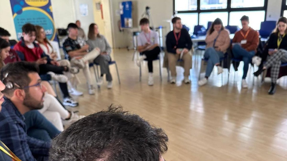 Varios jóvenes con implante coclear asisten a una jornada./ FEDERACIÓN AICE