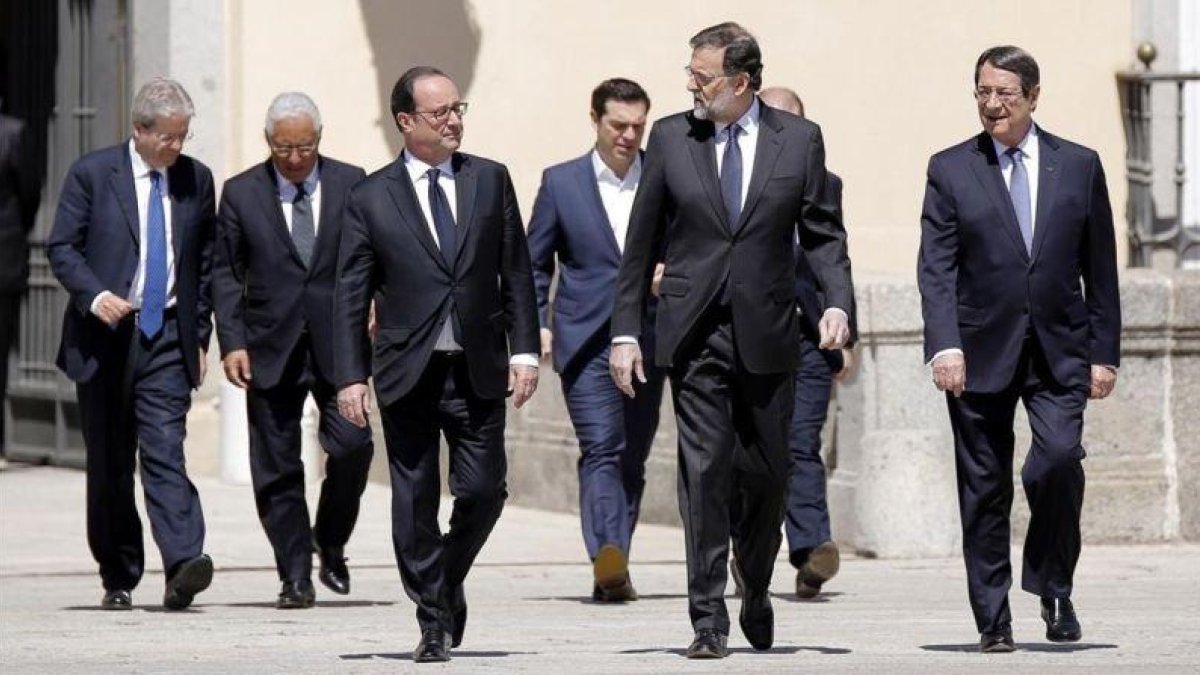 Mariano Rajoy y los otros seis dirigentes de los países del sur de la UE se dirigen a la foto de familia, en los jardines del Palacio del Pardo de Madrid.-JOSE LUIS ROCA