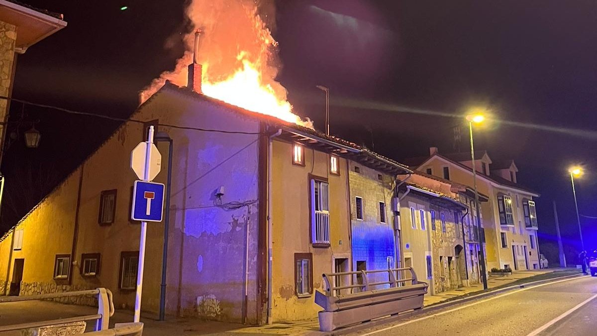 La familia, que ha perdido su vivienda, fue alojada en un hotel.
