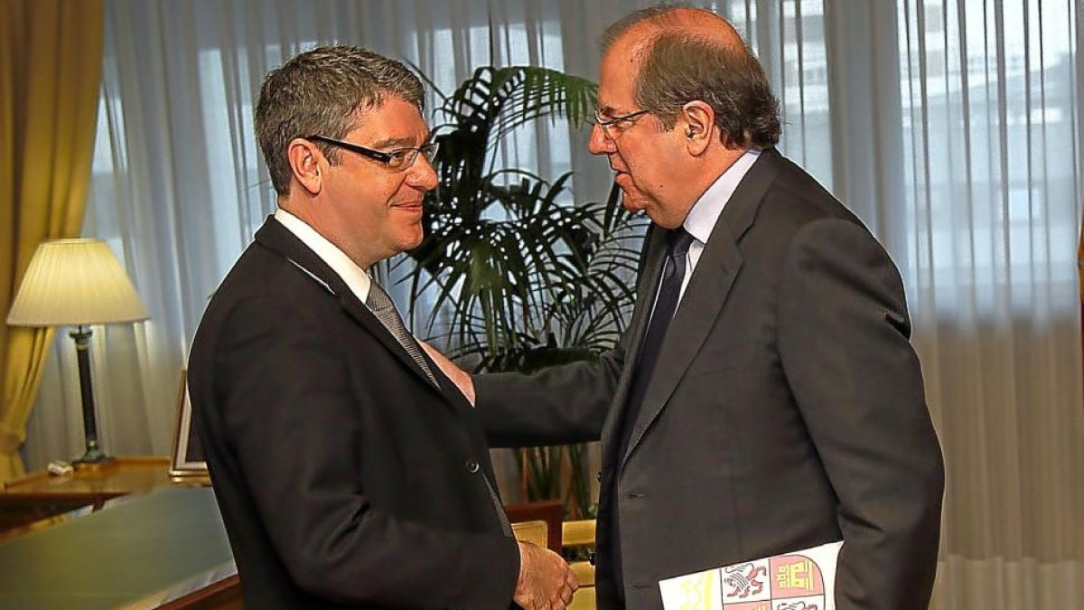 El presidente de la Junta, Juan Vicente Herrera, de la mano con el ministro de Energía, Álvaro Nadal-ICAL
