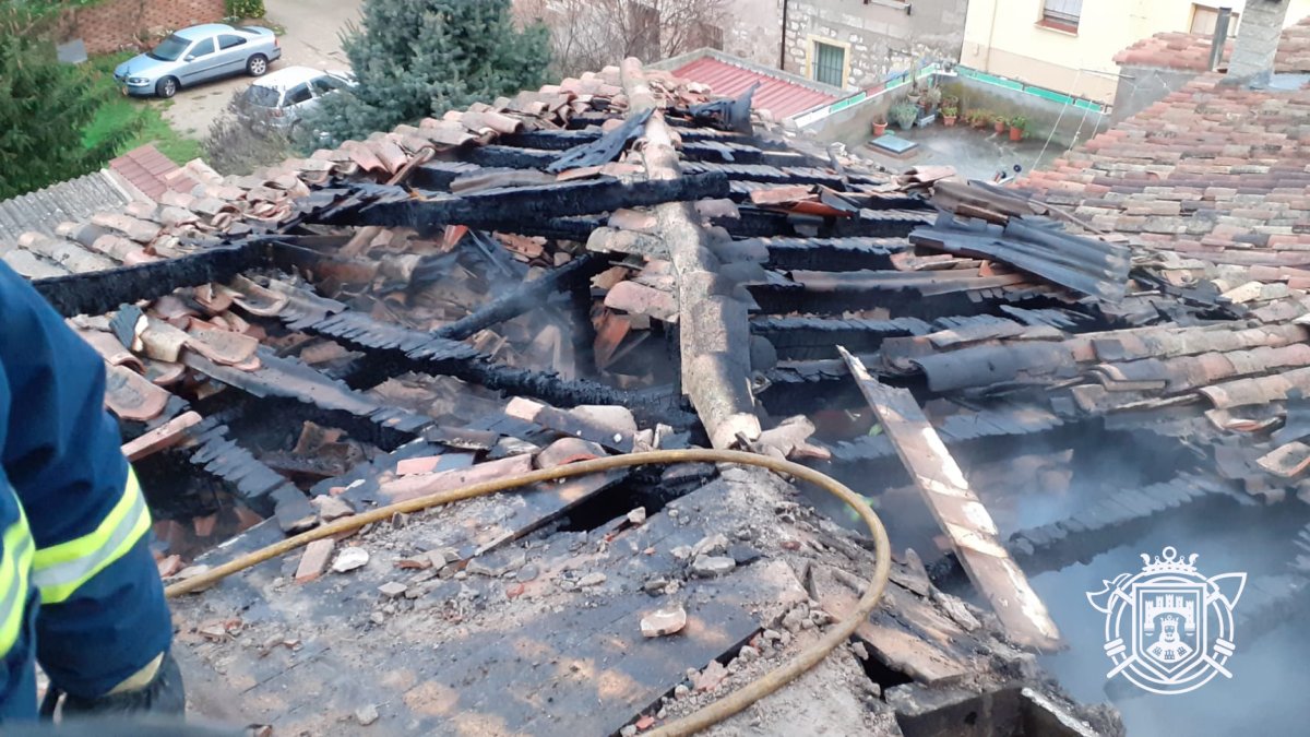 Los Bomberos sofocan un fuego en Villahoz. BOMBEROS DE BURGOS