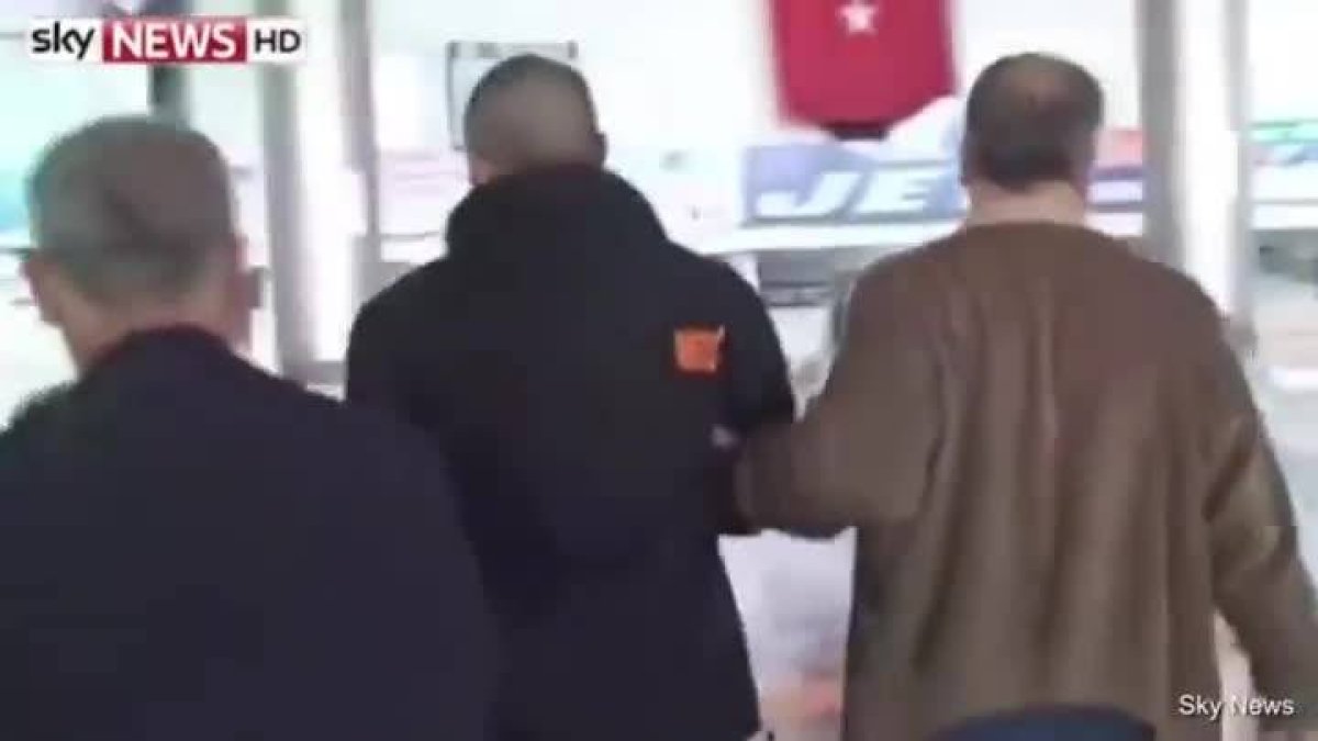 Imagen de de la deportación a Gran Bretaña del hijo de un concejal laborista que quería entrar en Siria.-Foto: YOUTUBE