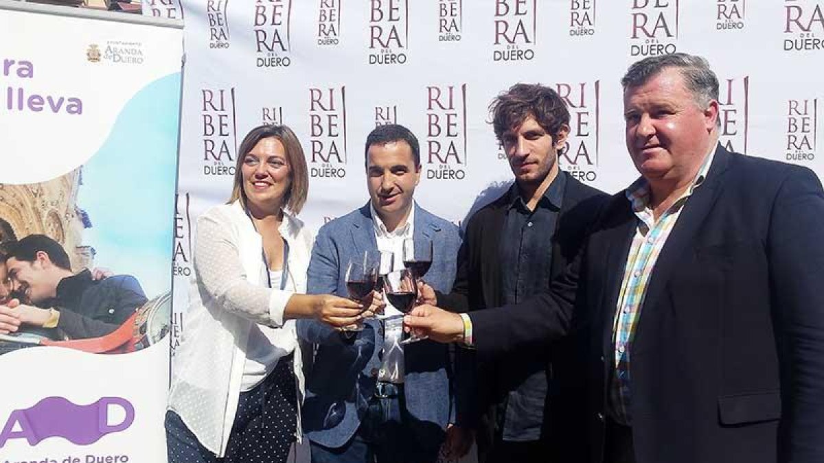 Milagros Marcos, Óscar Velasco, Quim Gutiérrez y Enrique Pascual brindan con Ribera del Duero.-L.V.