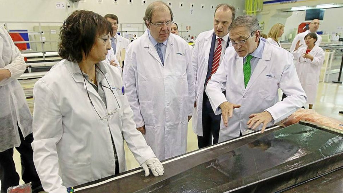 Juan Vicente Herrera, ayer, durante su visita a la planta de Boecillo de Aciturri, junto al presidente del grupo, Ginés Clemente (d).-J. M. LOSTAU