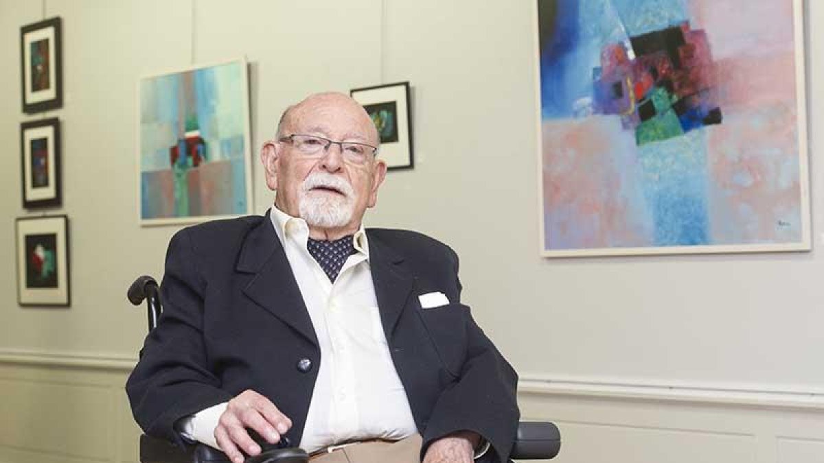 Jesús Aguirre, delante de varias de las pinturas abstractas que forman parte de esta nueva muestra en el Teatro Principal.-Israel L. Murillo