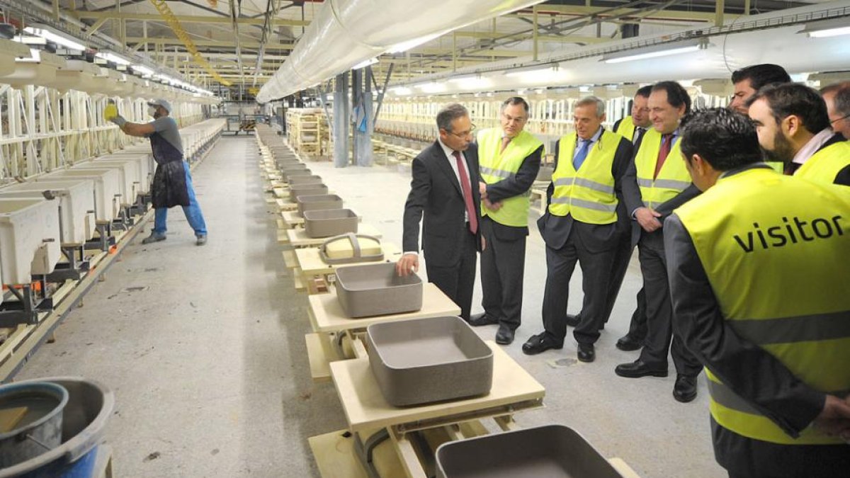 El director de Cerámicas Gala, Miquel Crisol, explica a los miembros del consejo industrial el proceso de fabricación.-ISRAEL L. MURILLO