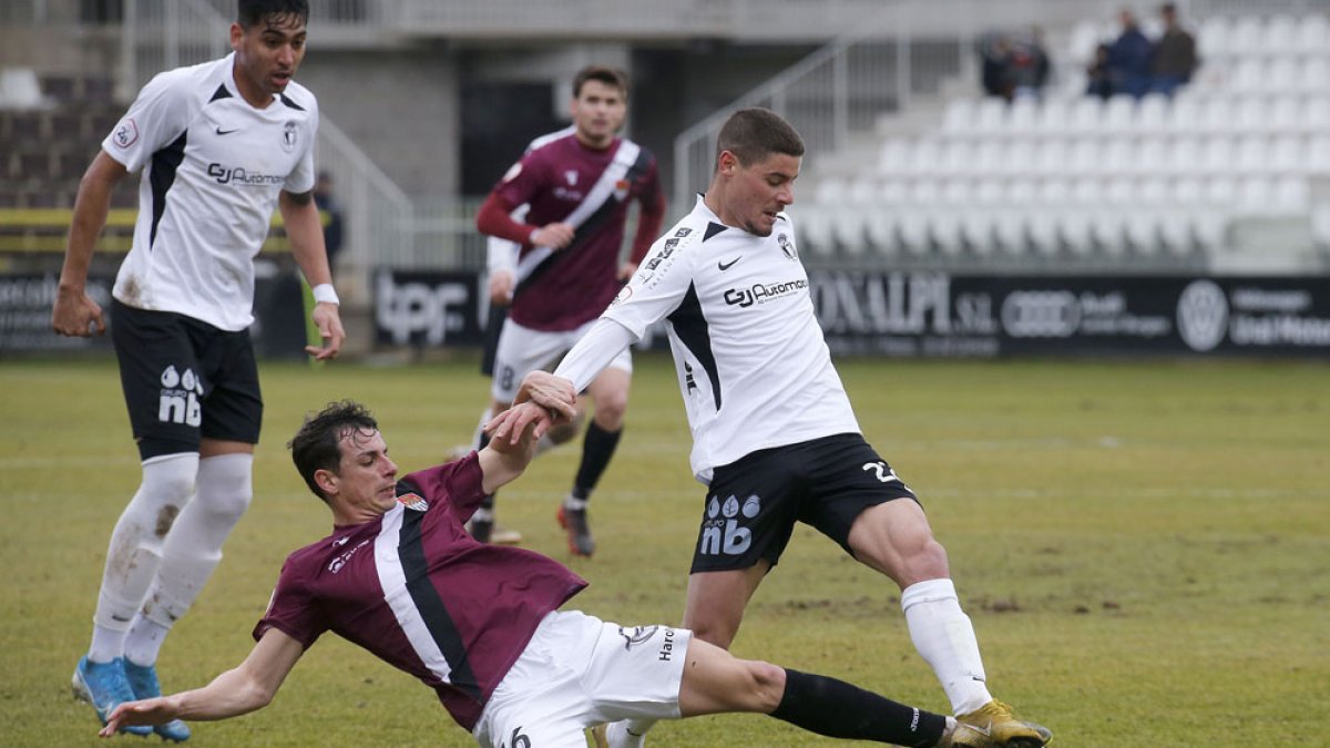 Alarcón conduce un balón en el choque ante el Haro. / Santi Otero