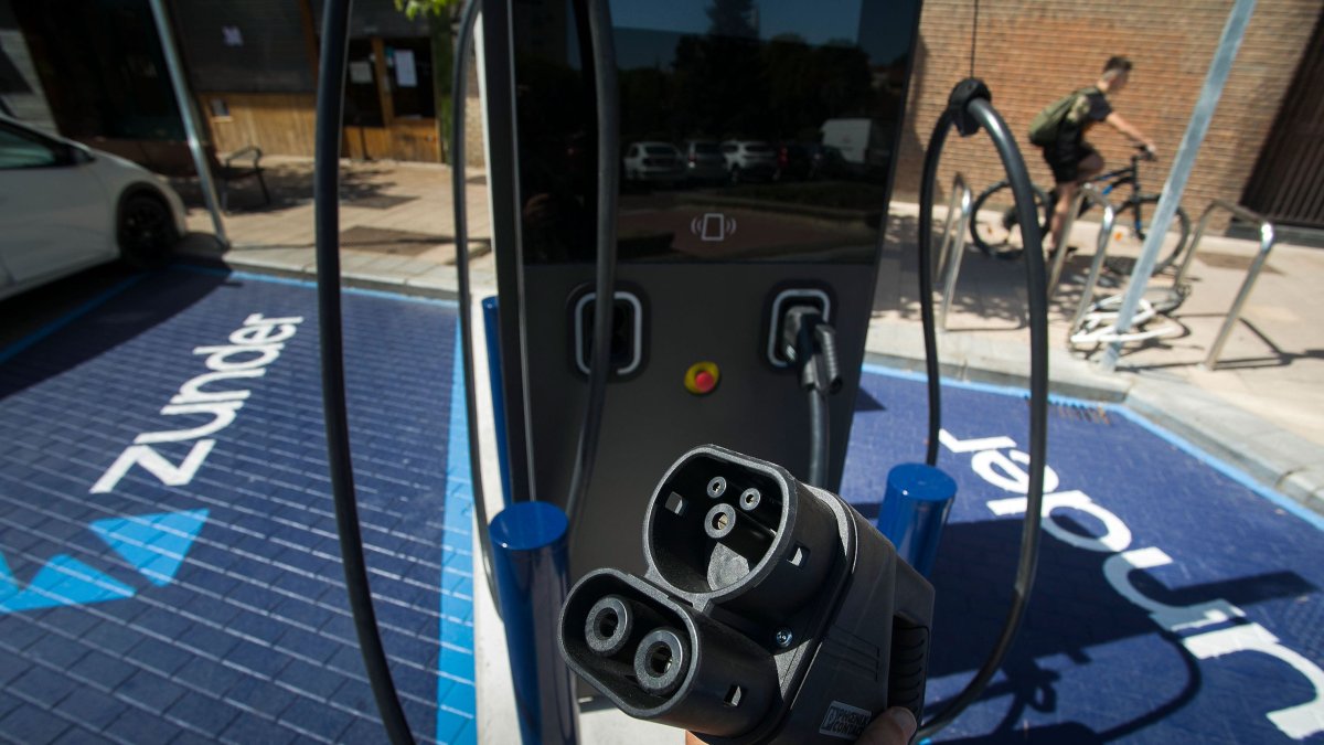 Uno de los conectores de un cargador de Zunder en Burgos.T. ALONSO