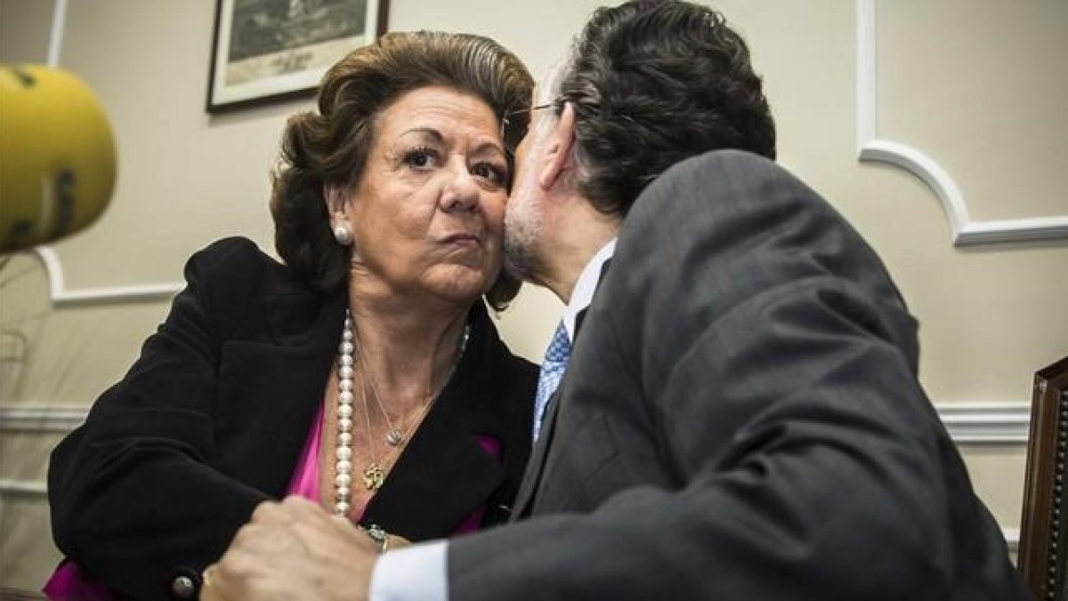 Rita Barberá y Alfonso Grau, el pasado 16 de marzo del 2015, en la rueda de prensa en la que el entonces vicealcalde de Valencia anunció su dimisión-MIGUEL LORENZO