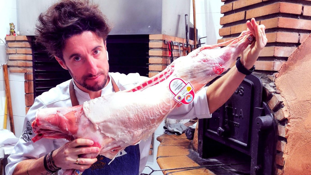 El cocinero David Izquierdo de 51delSol explica las diferencias entre lechazo y cordero