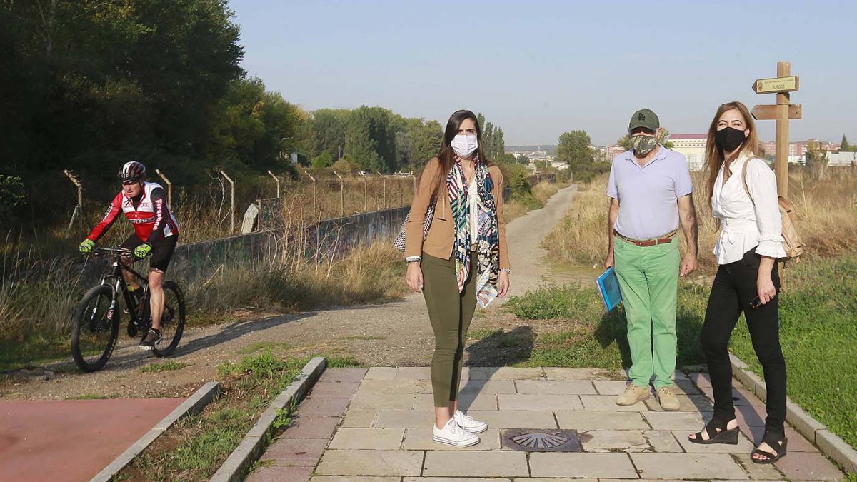 Andrea Ballesteros, José Antonio Irisarri y Carolina Álvarez, en la zona donde termina el trazado asfaltado del camino. R.G.O