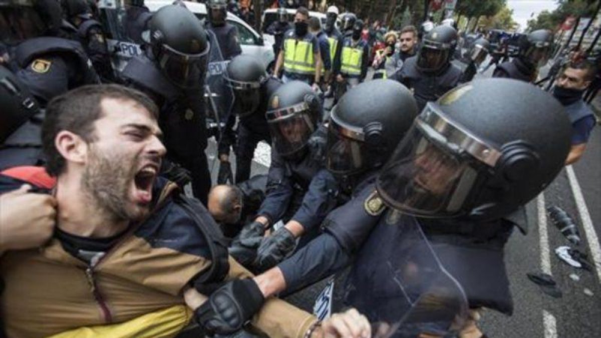 1-O: cargas policiales. La actuación de la policía dejó más de mil heridos en la jornada en la que se celebró el referéndum unilateral.-JORDI COTRINA
