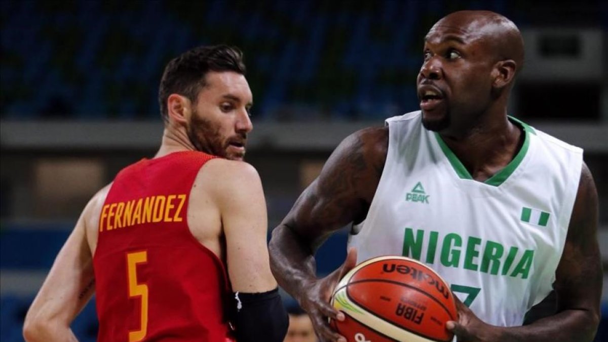 Rudy mira de reojo a Aminu, en una acción del partido-JORGE ZAPATA