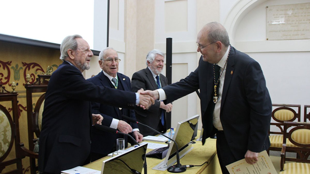 López Gómez (derecha) recibe su diploma de la directiva de la Real Academia de Farmacia.RANF