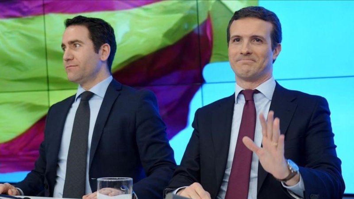 Teodoro García Egea y Pablo Casado, en la junta directiva nacional de esta mañana en Génova.-JOSÉ LUIS ROCA