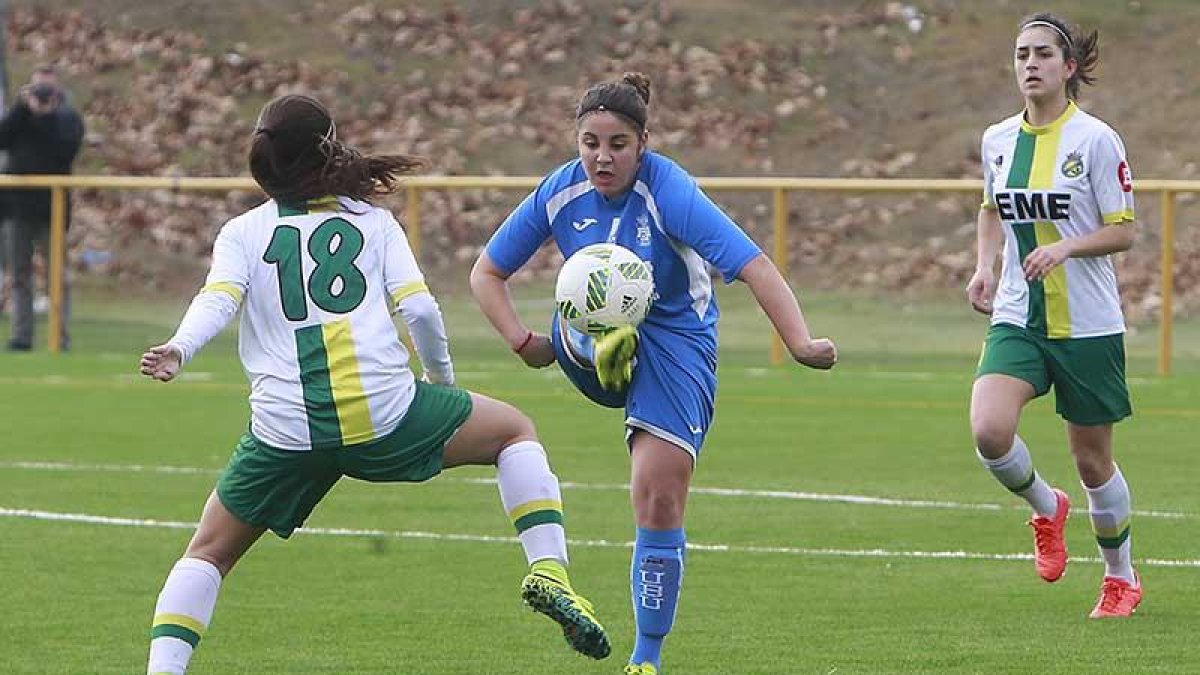 Marta López despeja un balón ante el acoso de una delantera del San Ignacio en el duelo de ayer-Raúl G. Ochoa