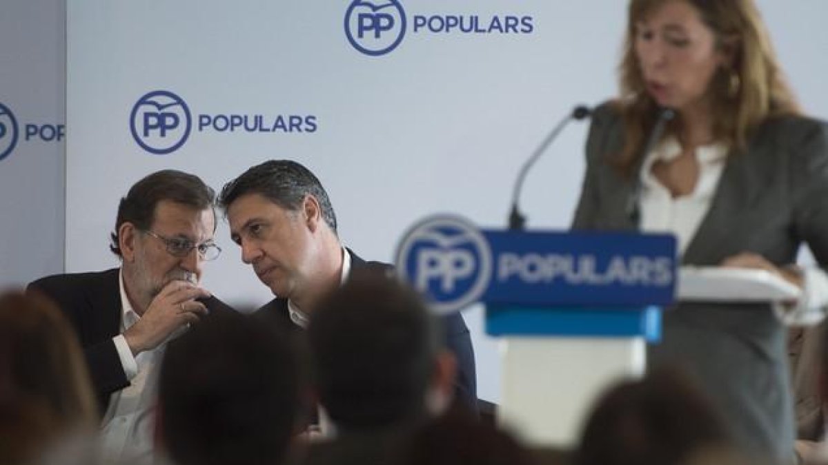 Mariano Rajoy conversa con Garcia Albiol durante el discurso de Alicia Sanchez Camacho en su visita a Barcelona para presidir la junta del PP en Catalunya.-JORDI COTRINA