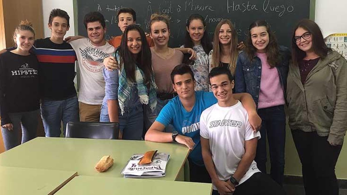Los alumnos de Quebec y de la región Rhône-Alpes con sus compañeros españoles en el IES Diego de Siloé.-ECB