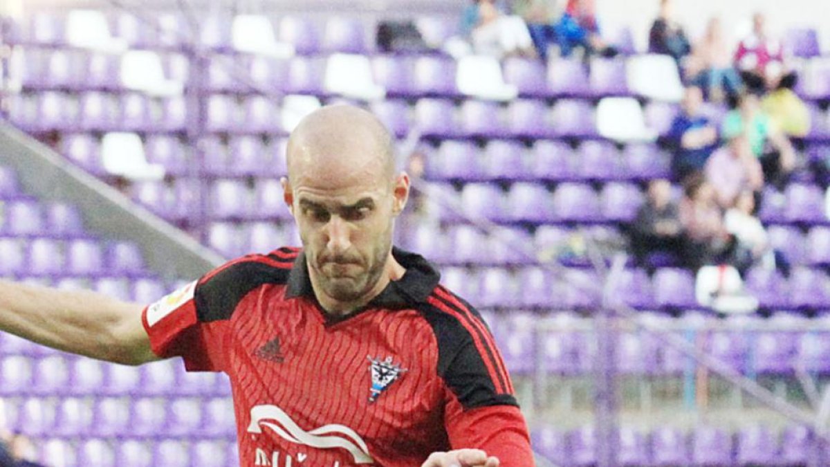 Ion Velez con el balón durante el choque en Zorrilla.-ALFONSO G. MARDONES