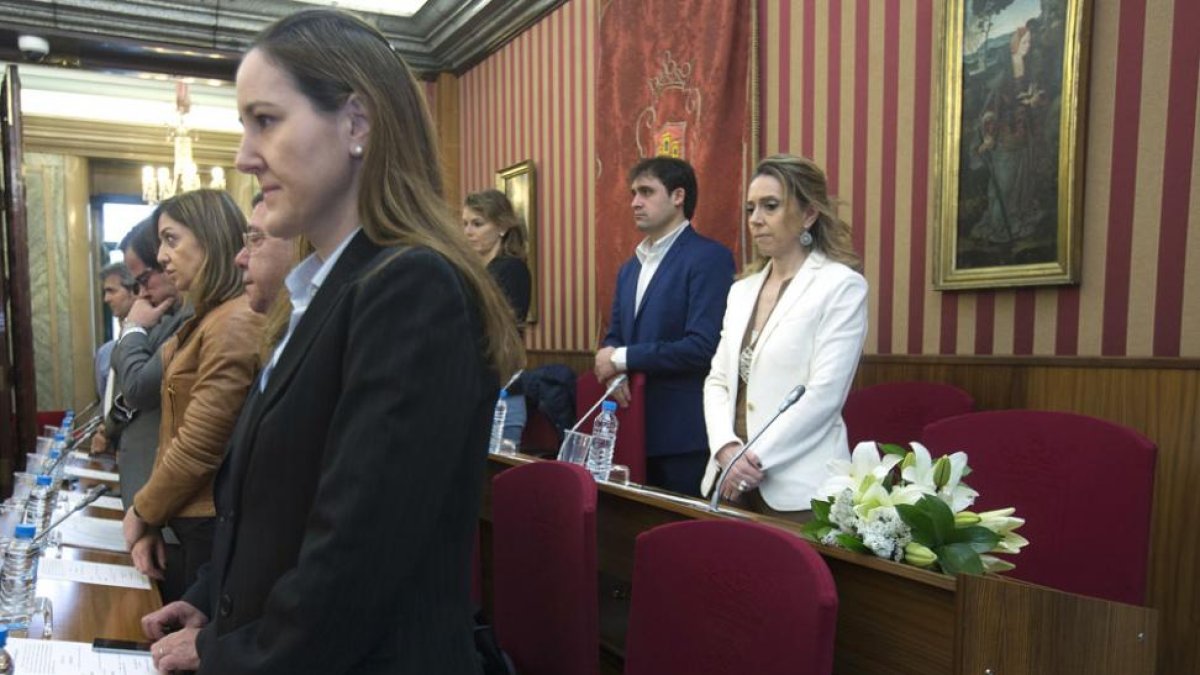 Los concejales guardaron un minuto de silencio por Ana Lopidana, en cuyo banco.-RAÚL OCHOA