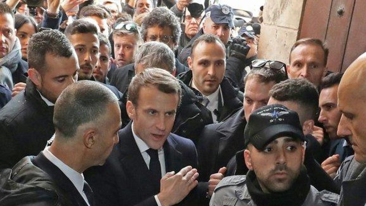 El presidente francés, Enmanuel Macron, insta a la policía israelí a que le permitan entrar en la iglesia de Santa Ana en Jerusalén.-AFP
