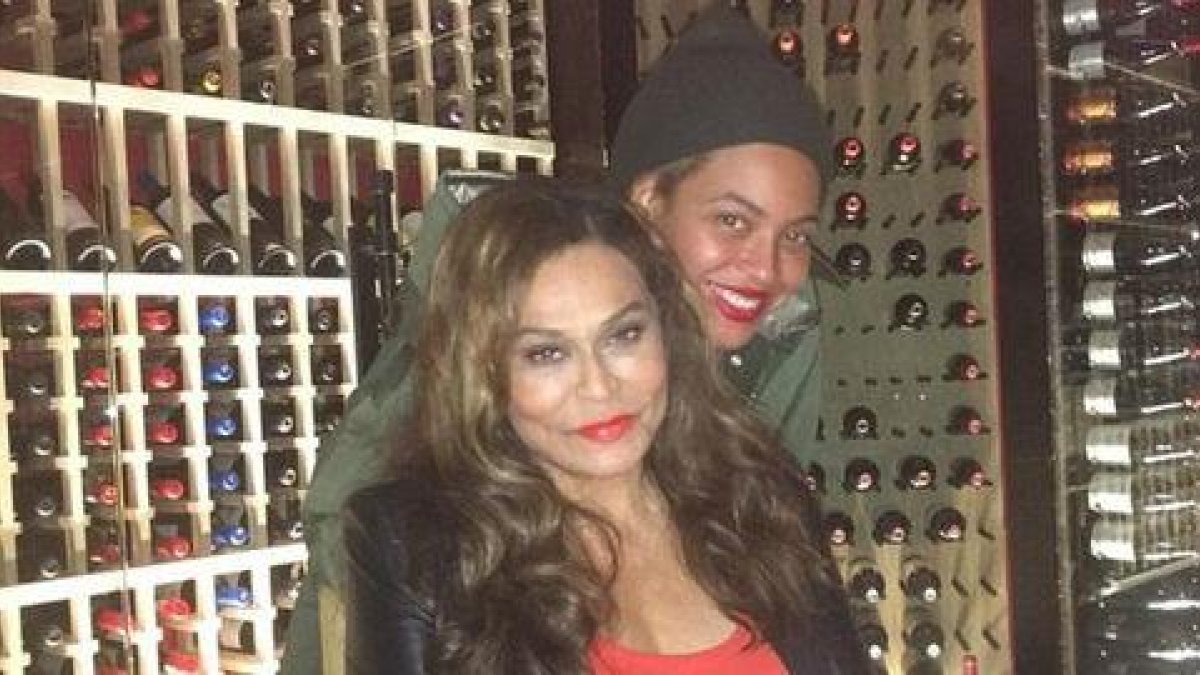 Beyoncé, con su madre Tina, durante la cena de cumpleaños de esta en el restaurante Del Frisco Grilles de Santa Mónica (California).-INSTAGRAM