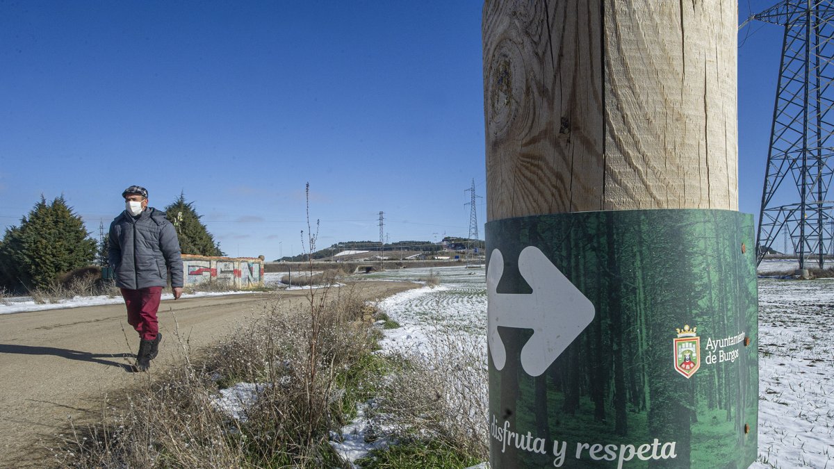 La señalética y cartelería se ha cambiado en las últimas semanas con personal de los planes de empleo. I.L.M.