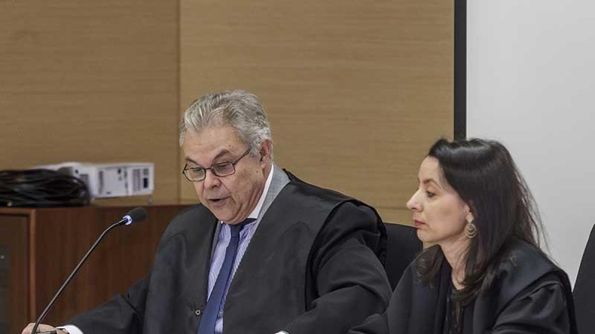 El abogado de la defensa, Víctor Prieto, durante su intervención de ayer en la vista oral.-SANTI OTERO