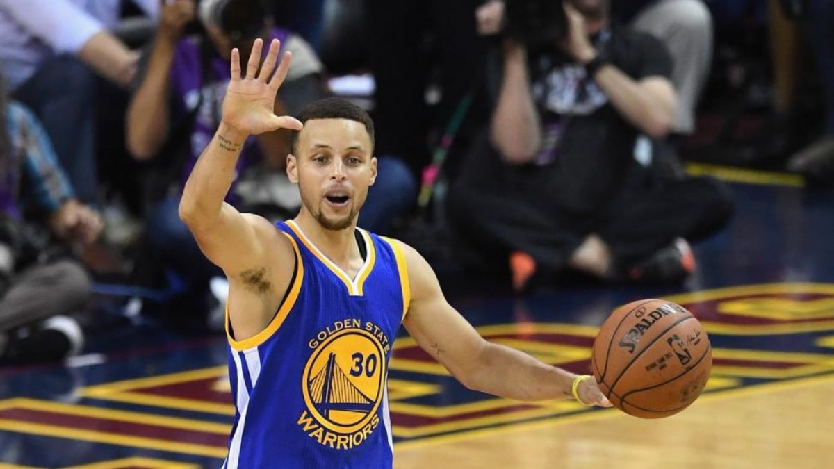 Stephen Curry, durante una jugada del cuarto partido de la final de la NBA disputado entre los Golden State Warriors  y los Cavaliers de Cleveland.-AFP / JASON MILLER