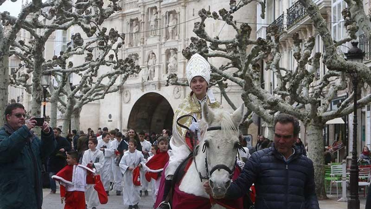 El Obispillo paseó por el Paseo del Espolón a lomos de una caballo blanco.-RAÚL G. OCHOA