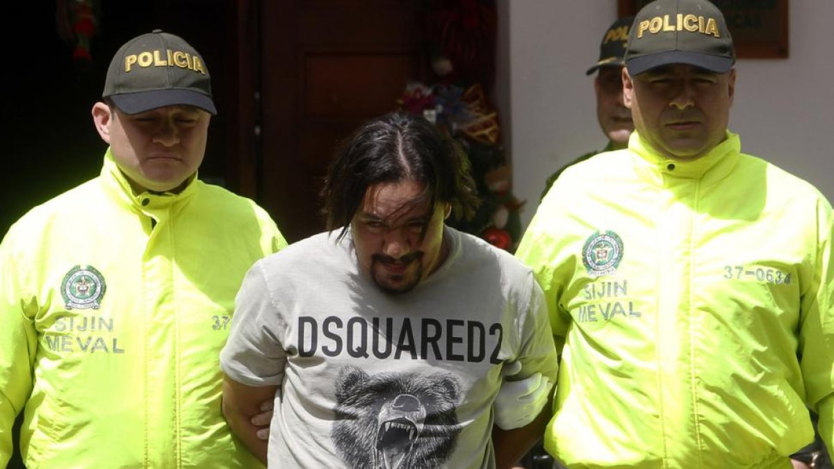 Juan Carlos Mesa, alias Tom, flanqueado por policías colombianos.-LUIS EDUARDO NORIEGA / EFE