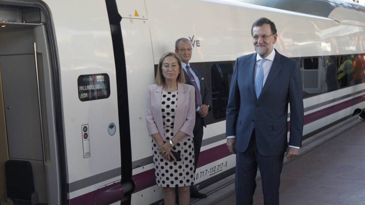 El presidente del gobierno,Mariano Rajoy junto a la ministra de Fomento, Ana Pastor suben al tren de alta velocidad que hace la línea Madrid-Palencia-León-Ical