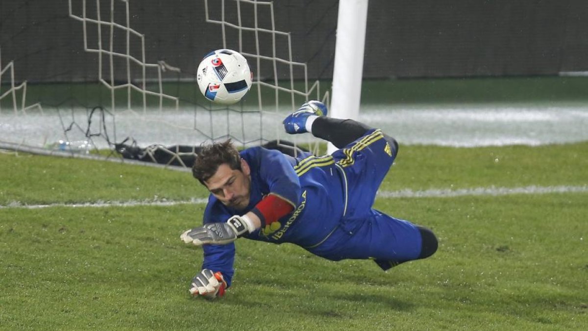 Iker Casillas, durante un entreno con la selección española en Rumanía.-EFE / ROBERT GHEMENT