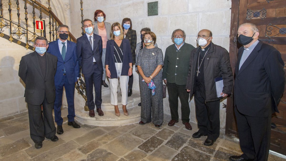 Miembros de ‘Hispania Nostra’, Fundación Banco Santander, Fundación Cajacírculo y Arzobispado, junto a la placa conmemorativa. FOTOS: ISRAEL L. MURILLO