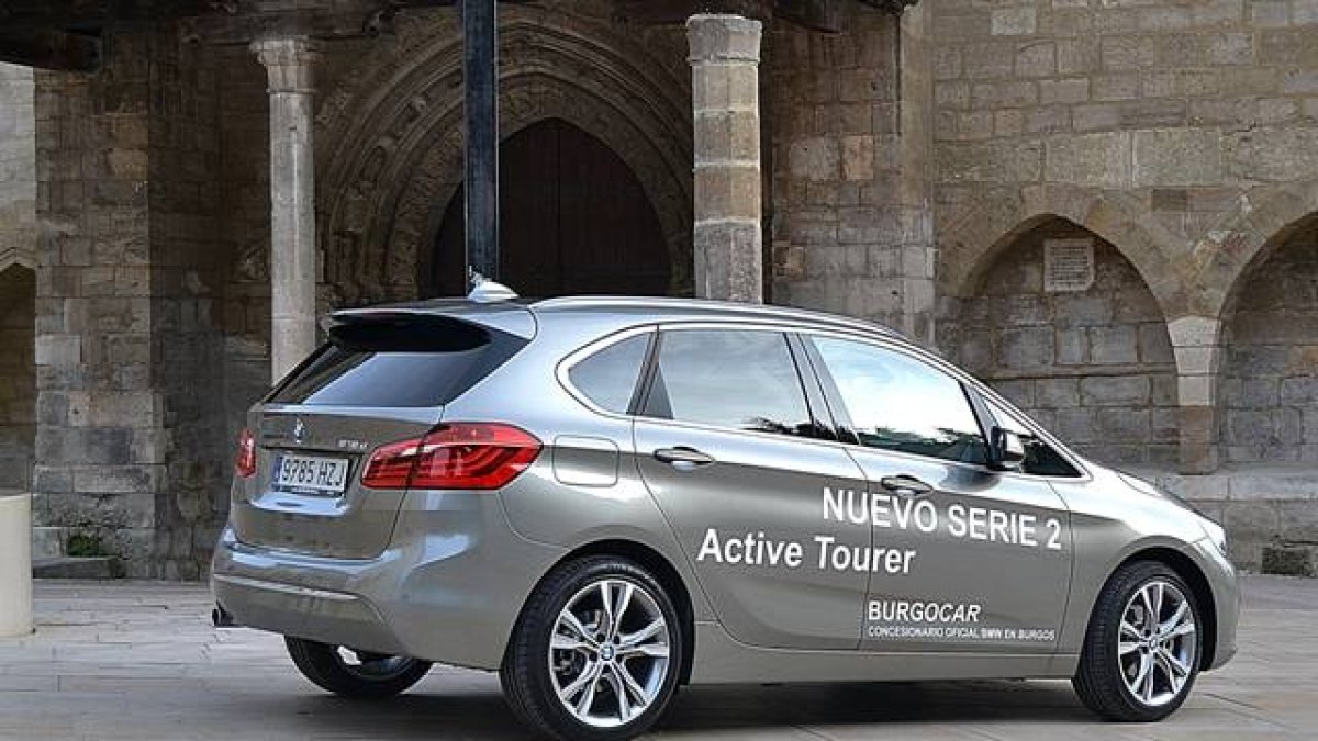 El BMW Serie 2, frente a la iglesia de San Estebán de Burgos-© Héctor Fustel