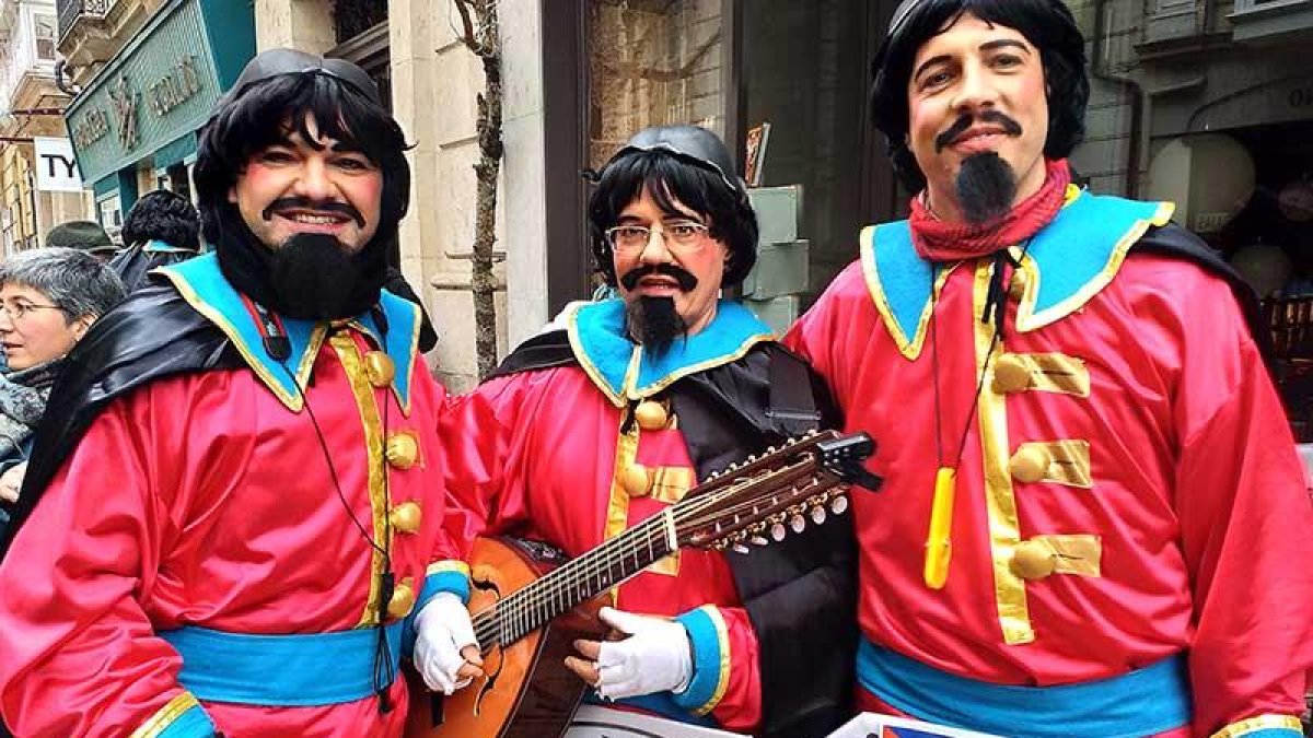 Tres de los componentes de la muy aplaudida chirigota del Papamoscas, afinados, afilados y enfilados con el público.-