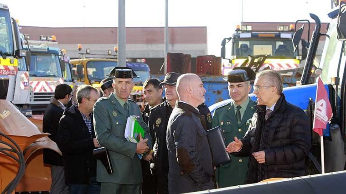 El subdelegado, Roberto Saiz, junto a mandos de Policía y Guardia Civil, en el centro de conservación de carreteras.-RAÚL G. OCHOA
