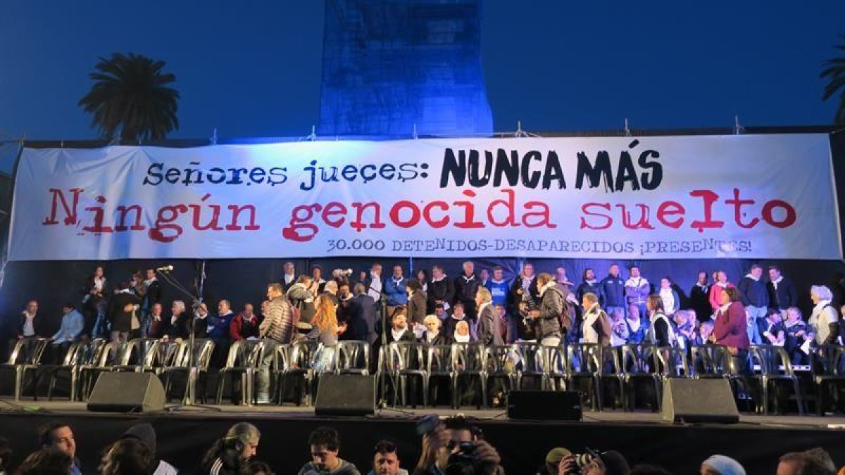 Miles de personas se concentraron en el centro de Buenos Aires para protestar contra el fallo de la Corte Suprema que rebaja la pena de un civil condenado por secuestros y torturas cometidos durante la última dictadura cívico militar (1976-1983).-EFE