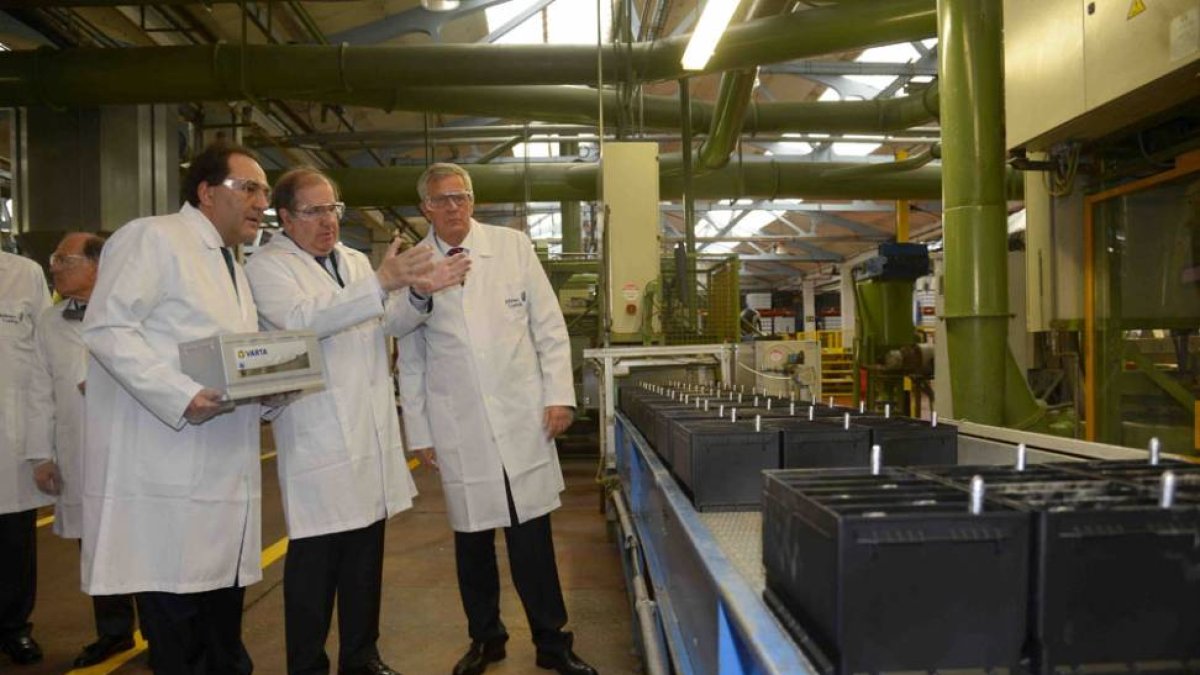 Eduardo Quintanal, Juan Vicente Herrera y Johann-Friedrich Dempwolff, en la visita de la planta de Burgos.-ECB