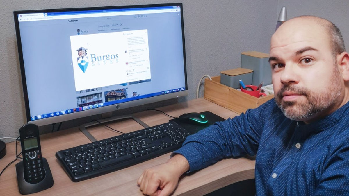 Juan García, desde su domicilio, muestra las redes sociales de Burgos Sites. ECB