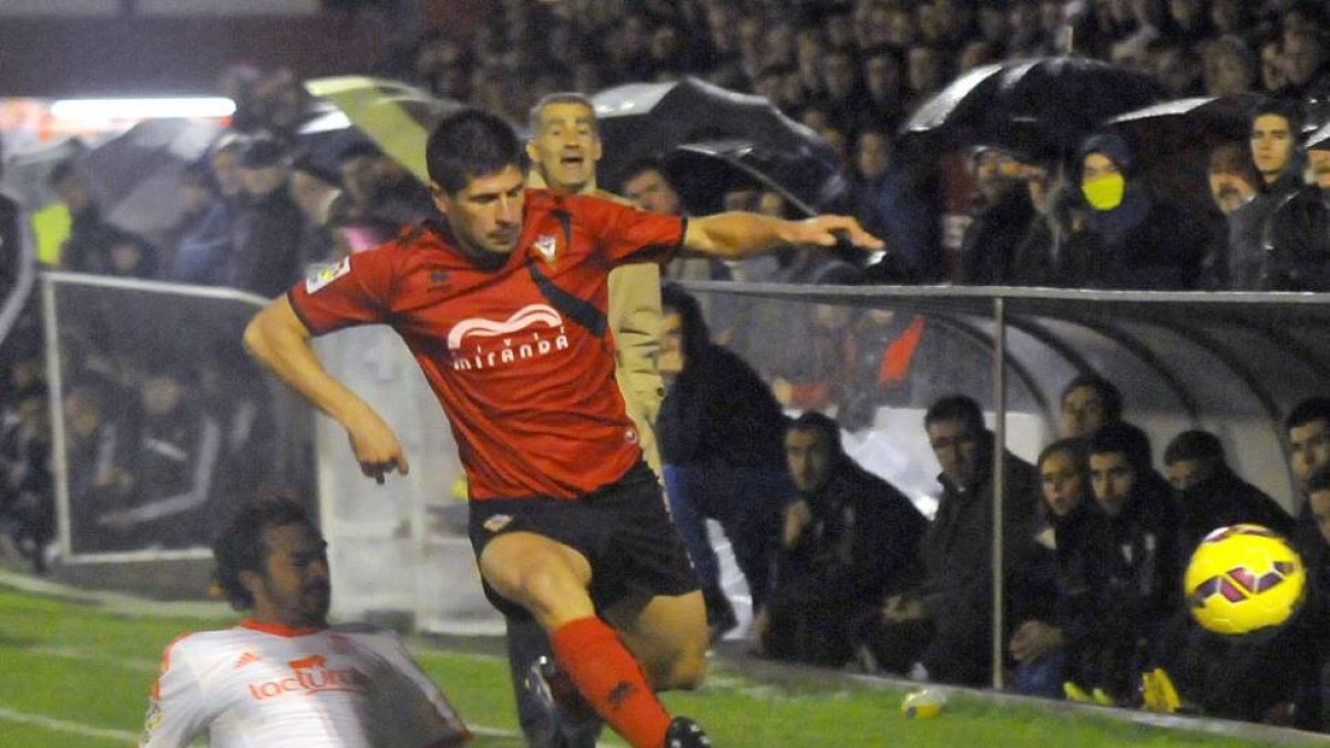Kijera trata de eludir la entrada de un jugador de Osasuna-José Esteban Egurrola