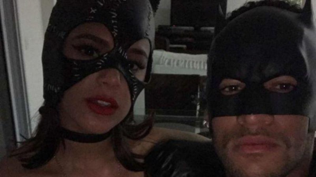Batman y Catwoman listos para la fiesta.-