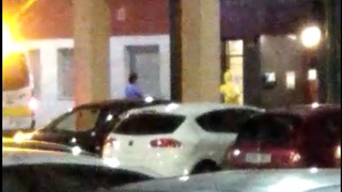 Las ambulancias en la calle Victoria Balfé. ECB