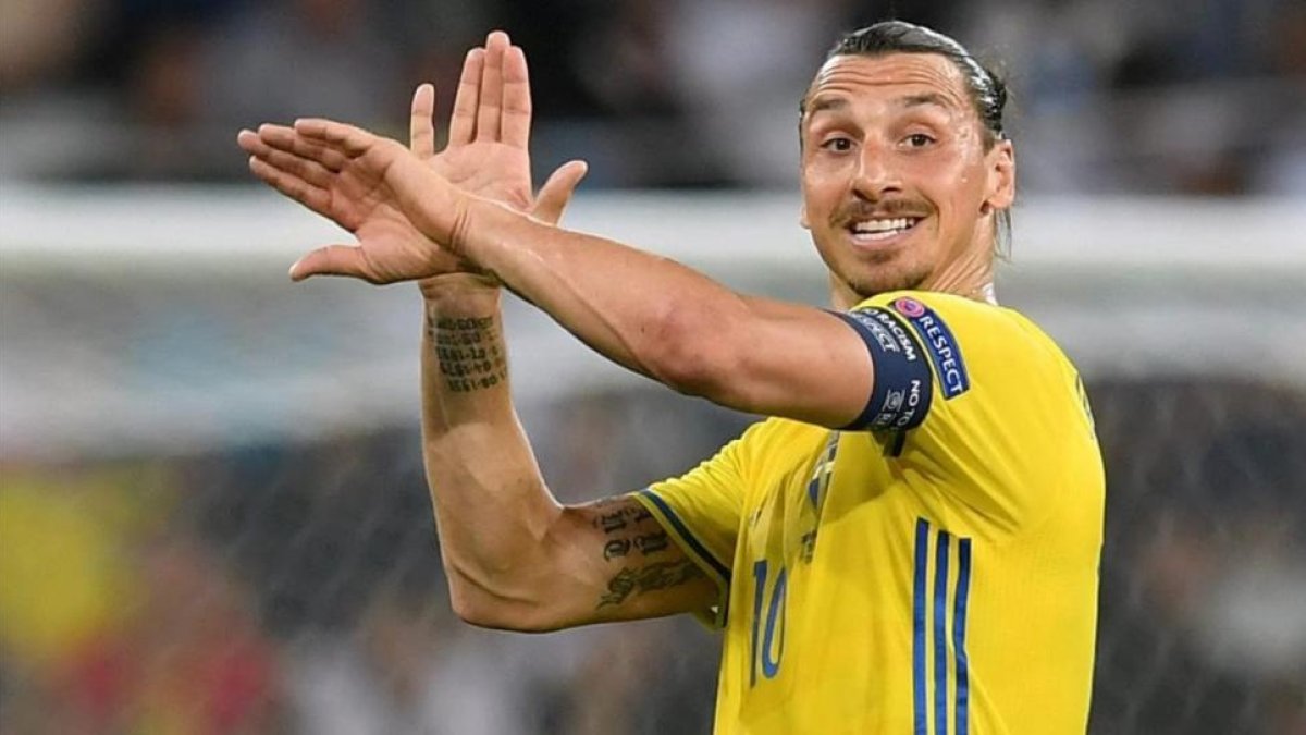 El delantero Zlatan Ibrahimovic en una acción con Suecia durante la pasada Eurocopa.-PETER POWELL / EFE