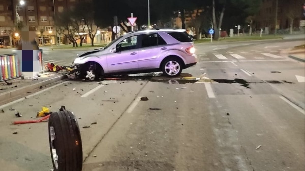 Imagen del vehículo accidentado en la avenida Cantabria. POLICÍA LOCAL