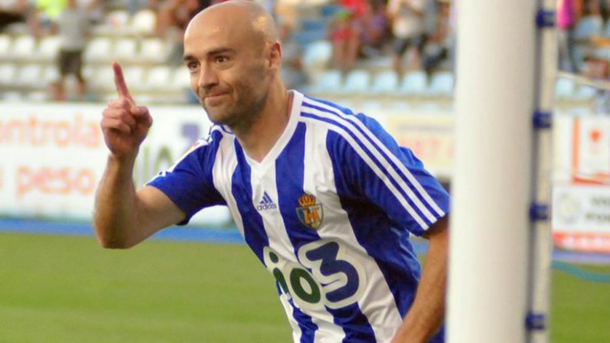 Pablo Infante celebra uno de los goles que consiguió con la Ponferradina.-