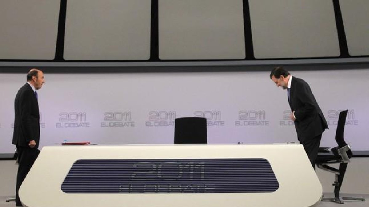 Alfredo Pérez Rubalcaba y Mariano Rajoy, en el cara a cara de las elecciones generales del 2011.-REUTERS / JUAN MEDINA REUTERS / JUAN MEDINA