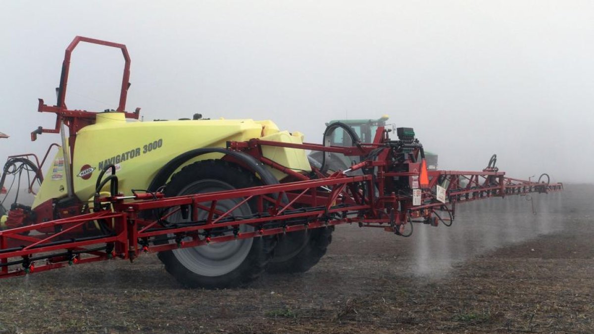 Varias máquinas pulverizadoras en una exposición agrícola en Palencia.-BRÁGIMO